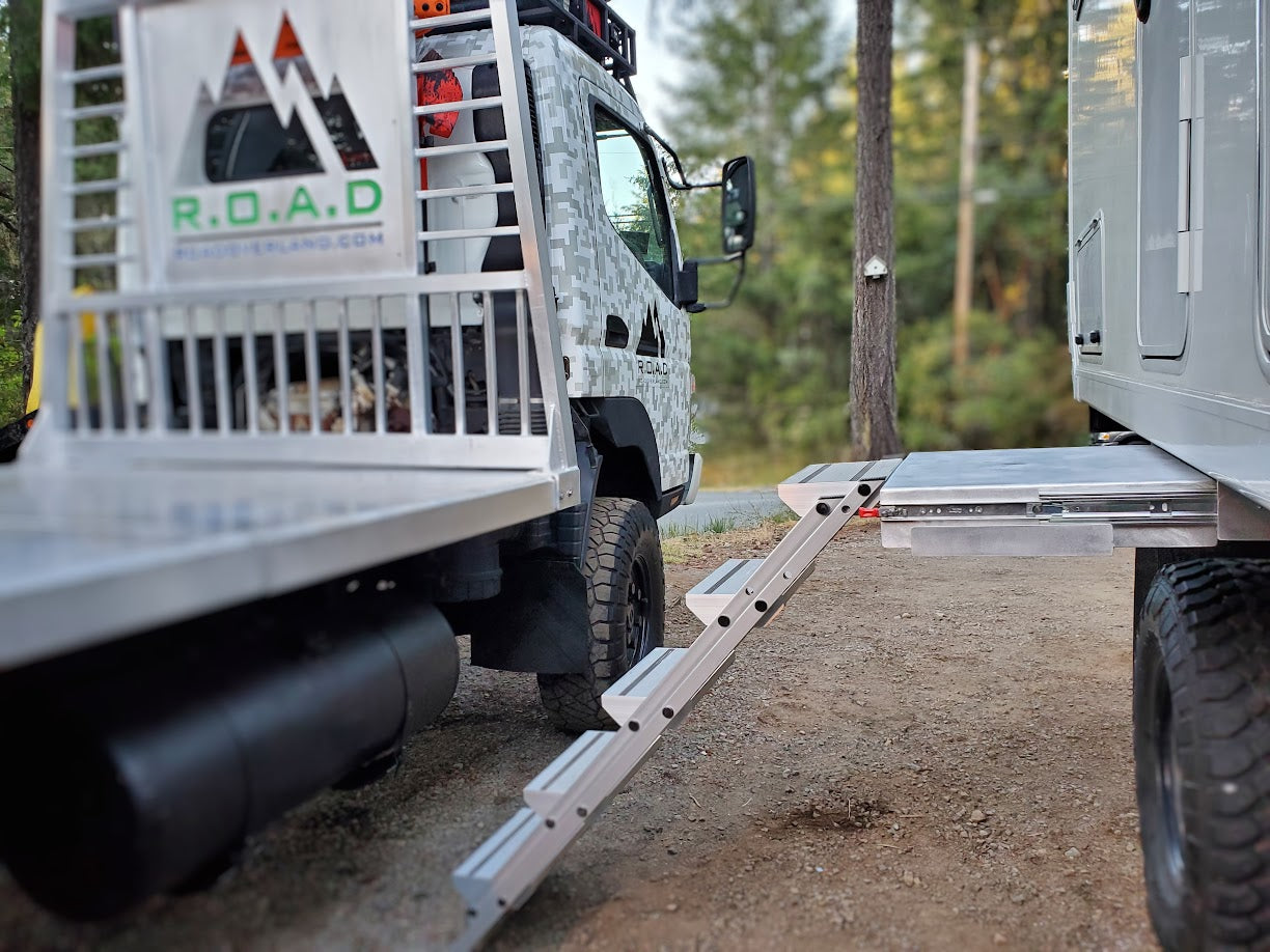 STANDARD SIZE DOUBLE PULLOUT PORCH WITH LADDER BRACKETS